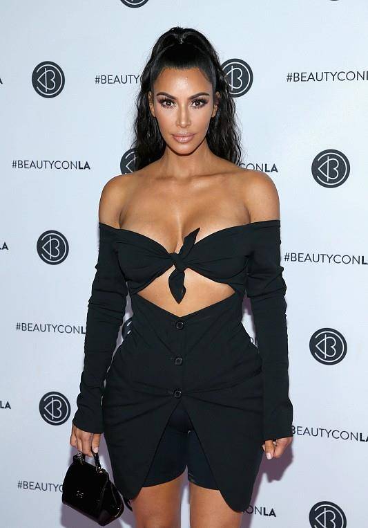 身材 金卡戴珊黑皮配上粉色连体衣，穿着大胆时髦，真挺像“黑人芭比”