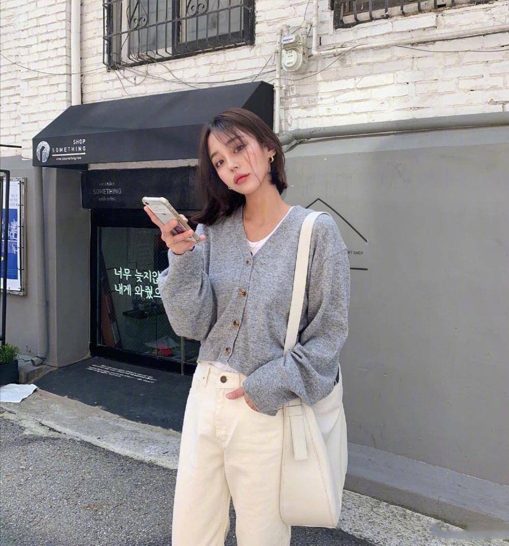 样式 优雅气质的秋季穿搭，简约时尚随心搭配，显瘦显高美的恰到好处