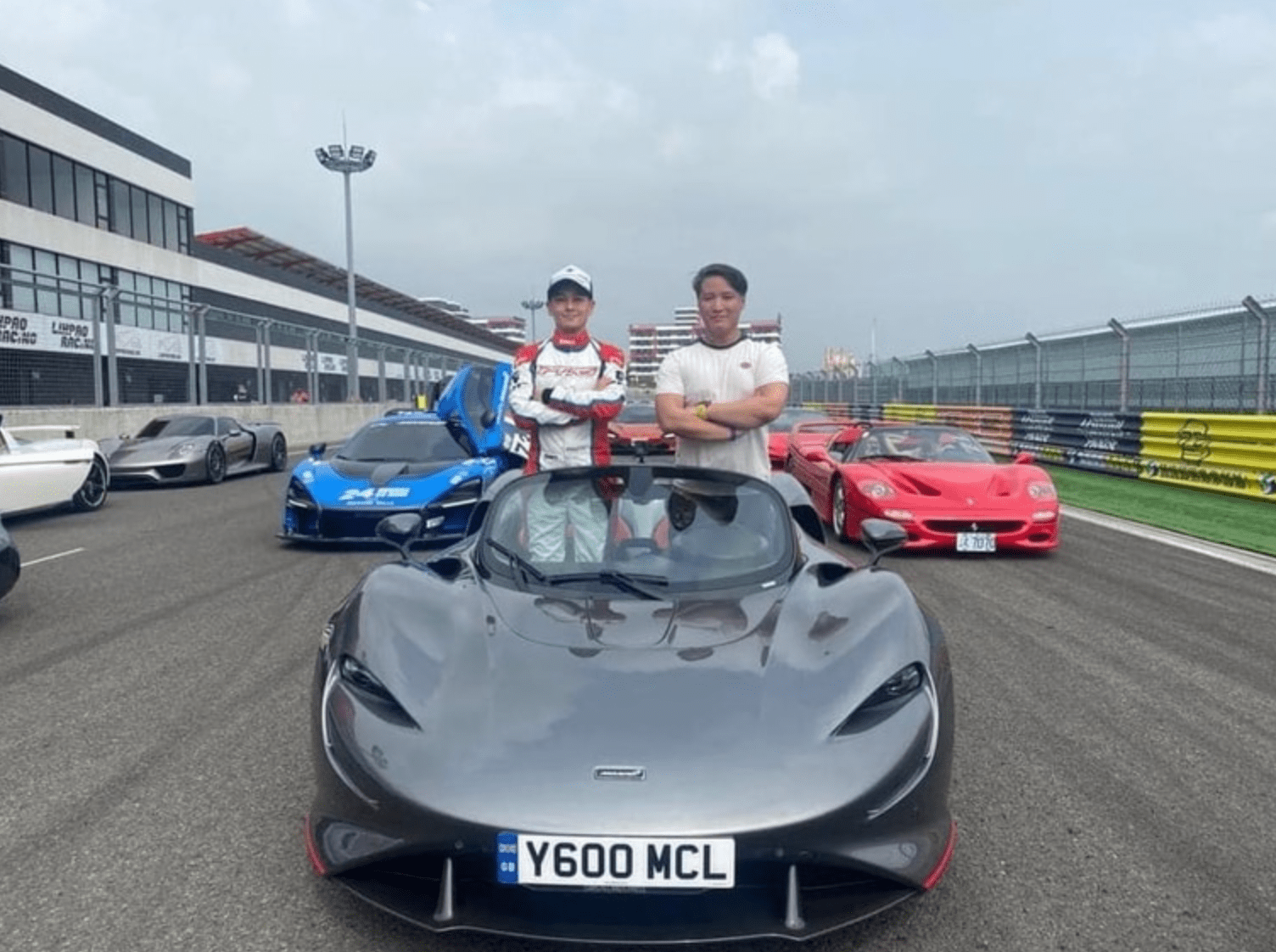 原创林志颖在赛车场庆祝47岁生日,50辆跑车列队助阵,仨儿子弹琴献唱