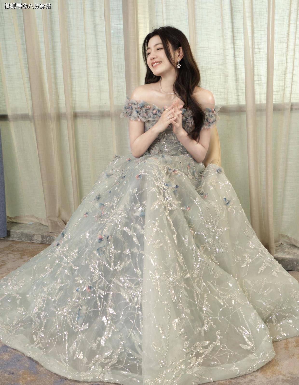 美眉 陈妍希越来越漂亮了，穿一字肩礼服秀好身材，气质温柔宛如邻家妹