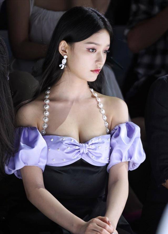 设计 被林允的美貌惊艳到了，身穿紫色挂脖珍珠裙，肉肉身材好可爱