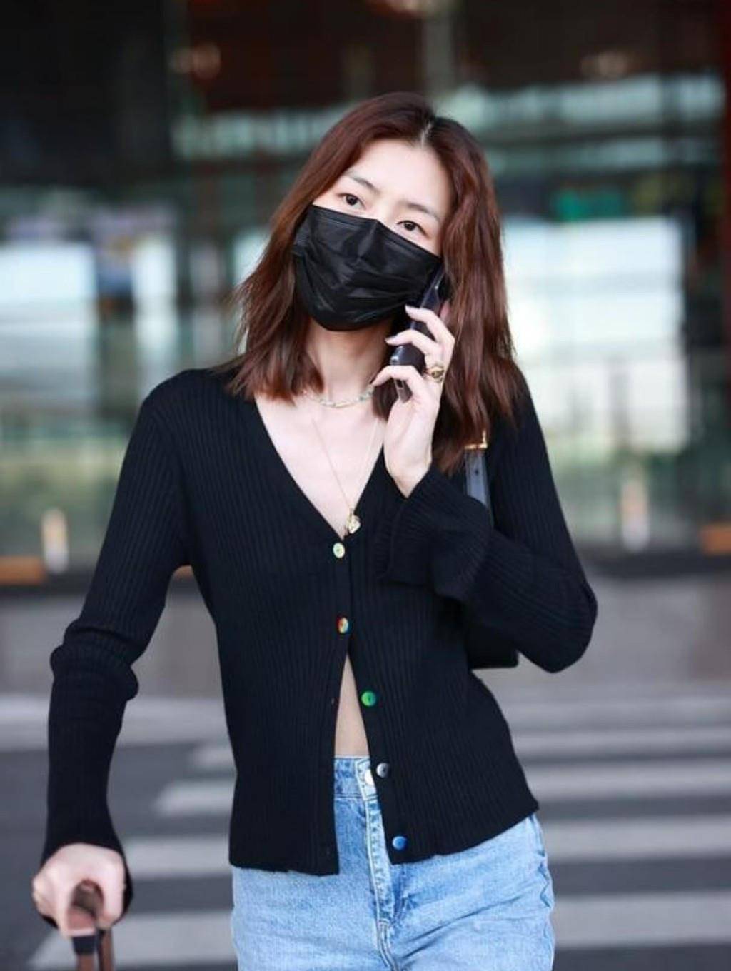 身材 刘雯穿衣还真大胆，穿针织衫只扣两个纽，这时尚感普通人看不明白