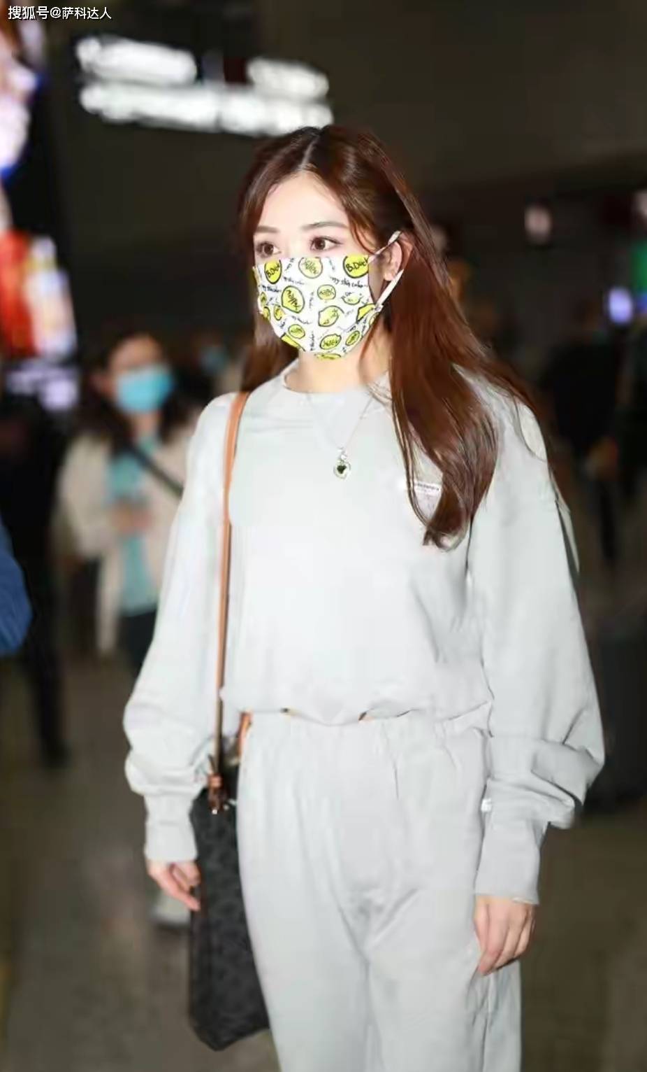 一身 30+的张含韵依旧少女感十足，穿一身灰色卫衣活力又减龄