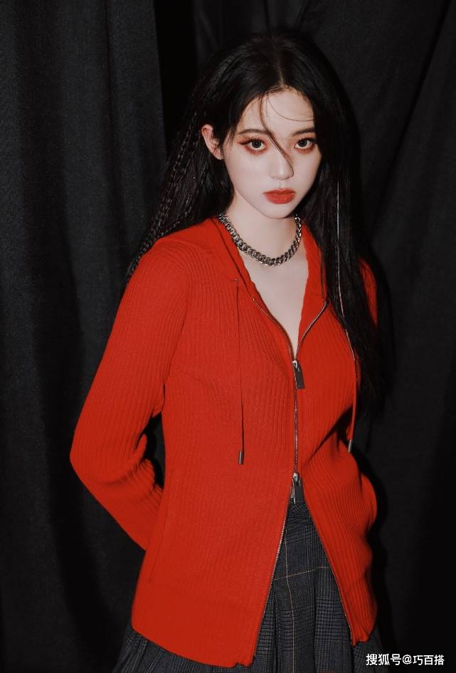 水手服 欧阳娜娜这局又赢了,红色针织衫搭配百褶裙,美得性感又气质