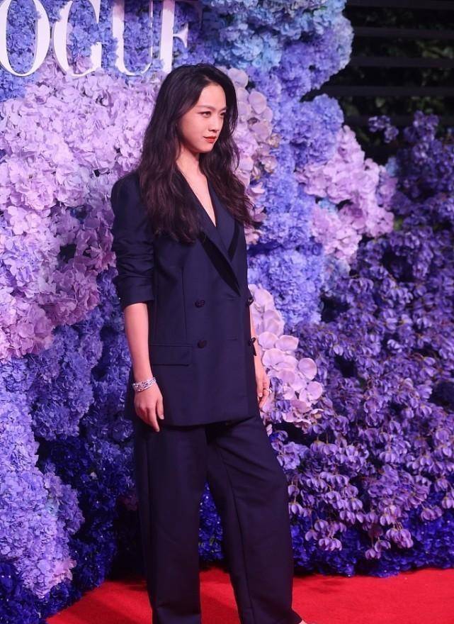 感觉 汤唯走红毯跟逛自己家似的，西装松垮垮的，但气场可一点没减少