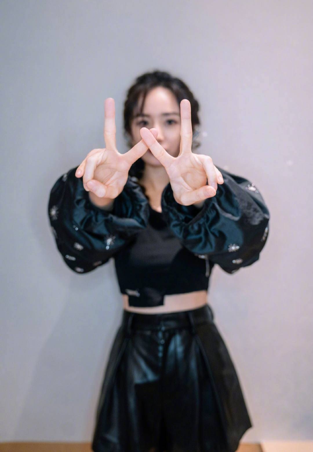 灯笼 被杨幂气质折服，穿小背心配“袖套”都好美，扎灯笼辫像18岁少女