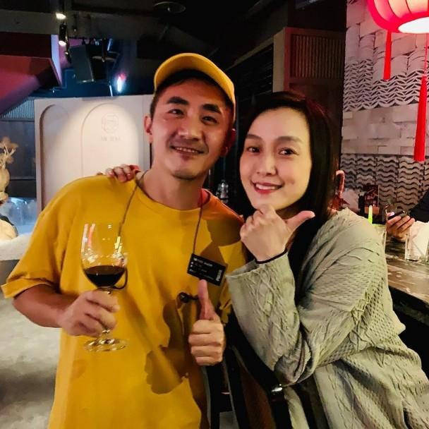 身材拍到范玮琪在酒吧演唱，都不红了也不掉价，45岁素颜紧致不显老！