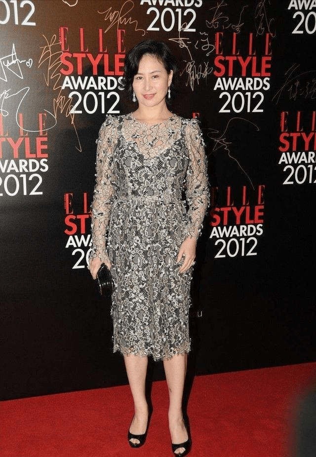 配饰 当向太与何超琼同框,终于明白微胖女人为什么爱穿花衣服,太贵气