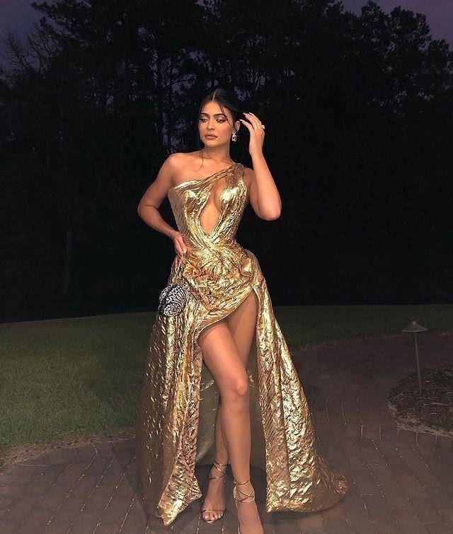 曲线 金小妹凯莉·詹娜穿抹胸礼服，闪耀女神范儿！收腰剪裁很亮眼