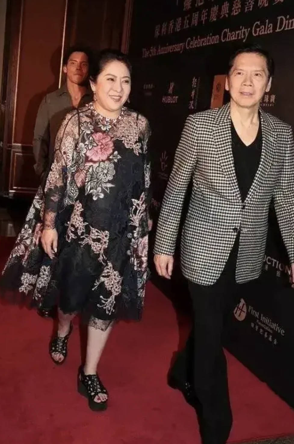 配饰 当向太与何超琼同框,终于明白微胖女人为什么爱穿花衣服,太贵气