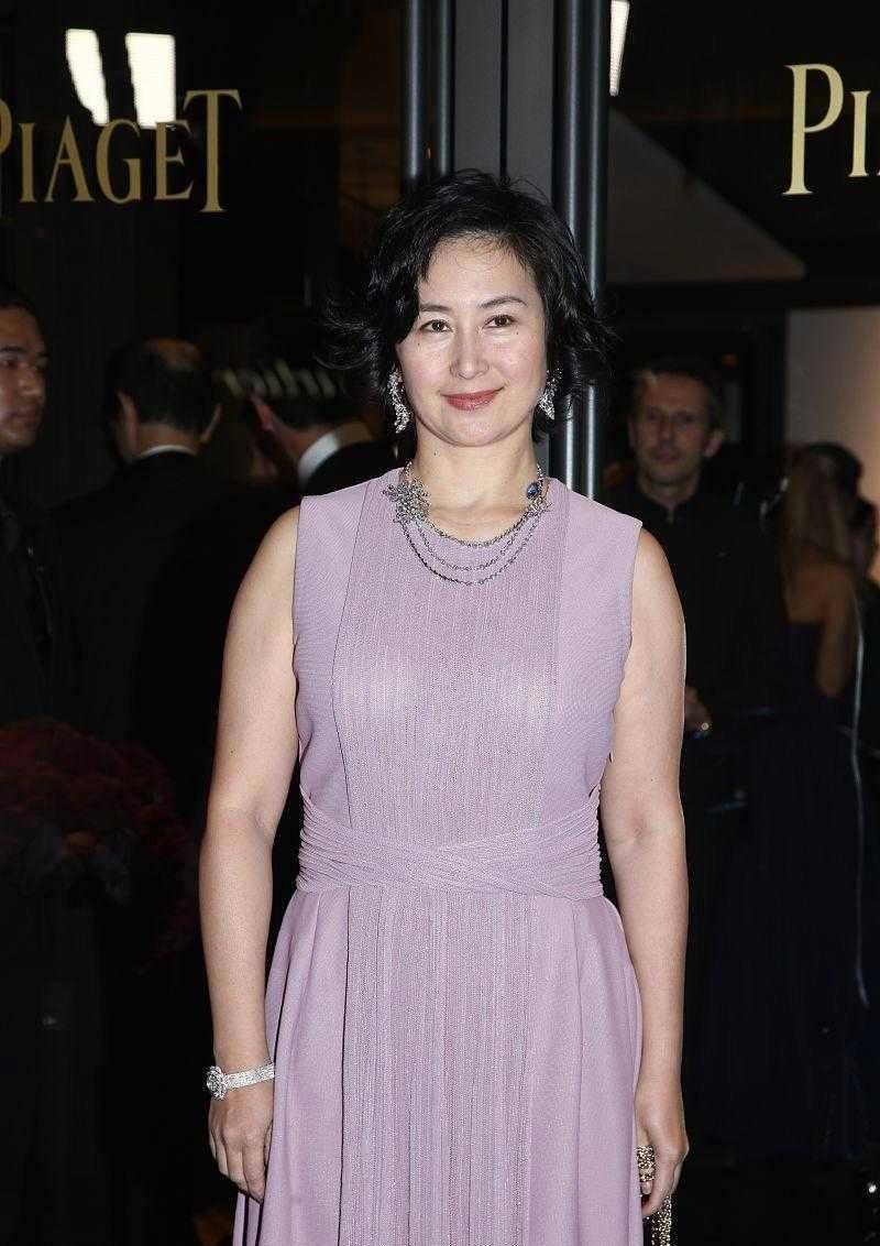 颜色 何超琼美在骨子里！穿紫色裙装优雅高级，哪有半点中年妇女气质？