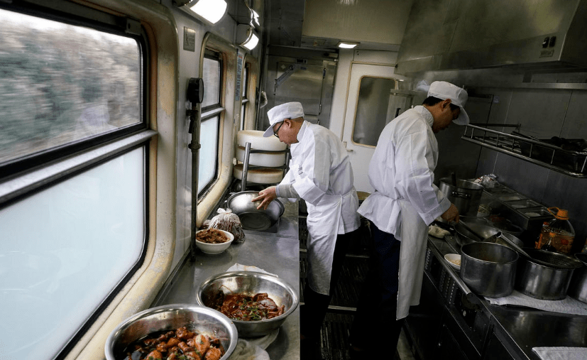 原创一列1200人的火车,为何十几份盒饭都卖不出去?只是因为贵吗?