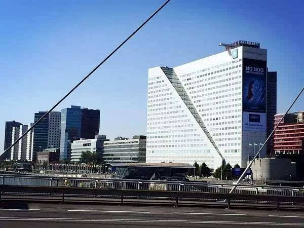 1998年,成龙被鹿特丹市长邀请参观城市,他看到一座大楼造型很别致