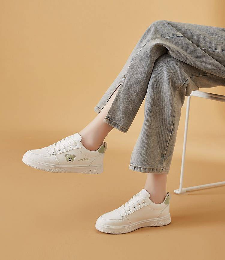 小白 降温后连衣裙不要老配高跟鞋，今秋流行这3双鞋，时髦又实穿