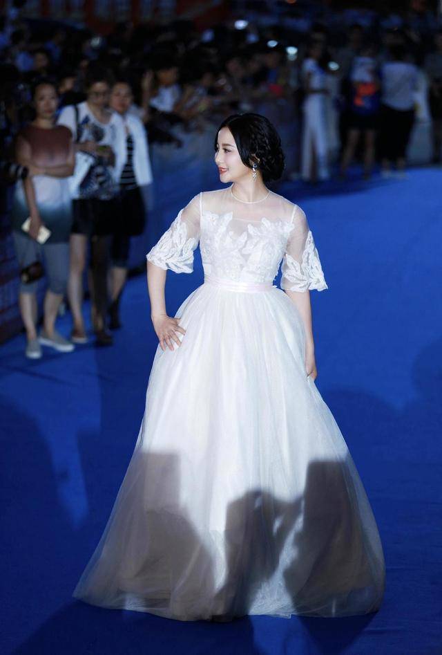 大气 陶红真是个有品位的女人!身穿白色蓬蓬裙雍容华丽,女人味十足