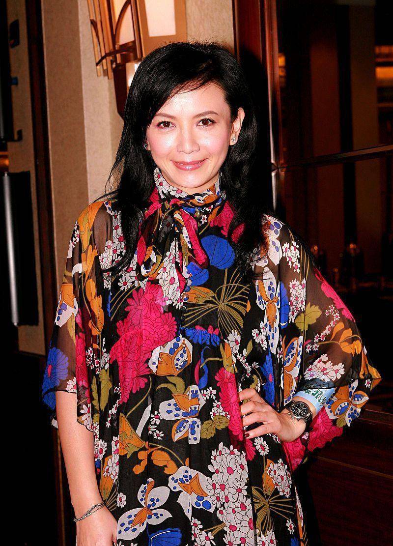 短裙 曾华倩也太懂保养了，穿得花里胡哨也不老气，难怪能成梁朝伟初恋