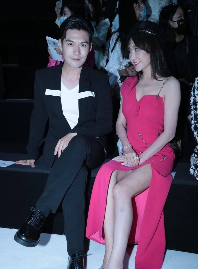 好身材 杜若溪和老公同框显得挺娇气,露肩露腿显身姿,气质挺耐看的