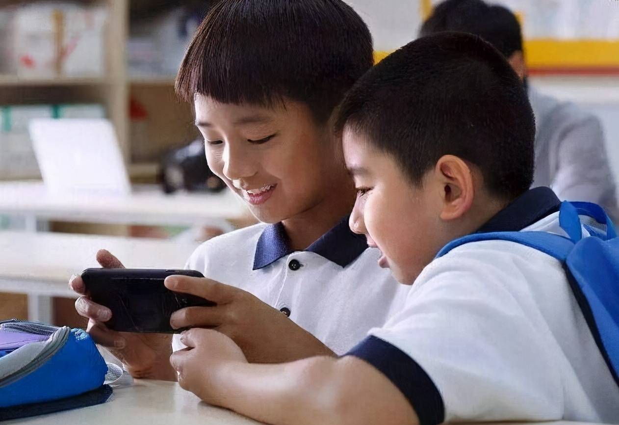 打游戏视频小孩 5a2ac476487e401ebb75793c5637bdb4.jpeg