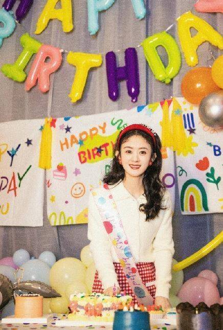 金色 真不敢相信赵丽颖34岁了，复古装配上“少女颜”，明明还是小姑娘