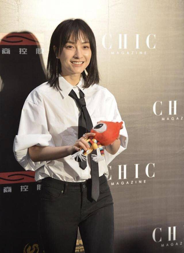 领带 吴昕越来越洋气了，穿白衬衫配黑色紧身长裤知性干练，领带好帅气