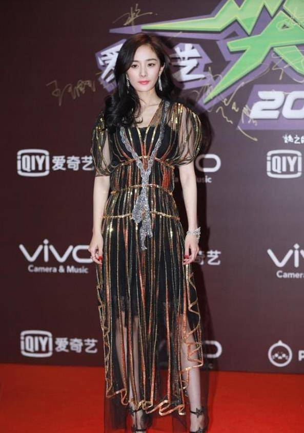 渔网 杨幂不愧是时尚界女王，穿渔网裙加上亮片，“风尘装”穿出优雅味