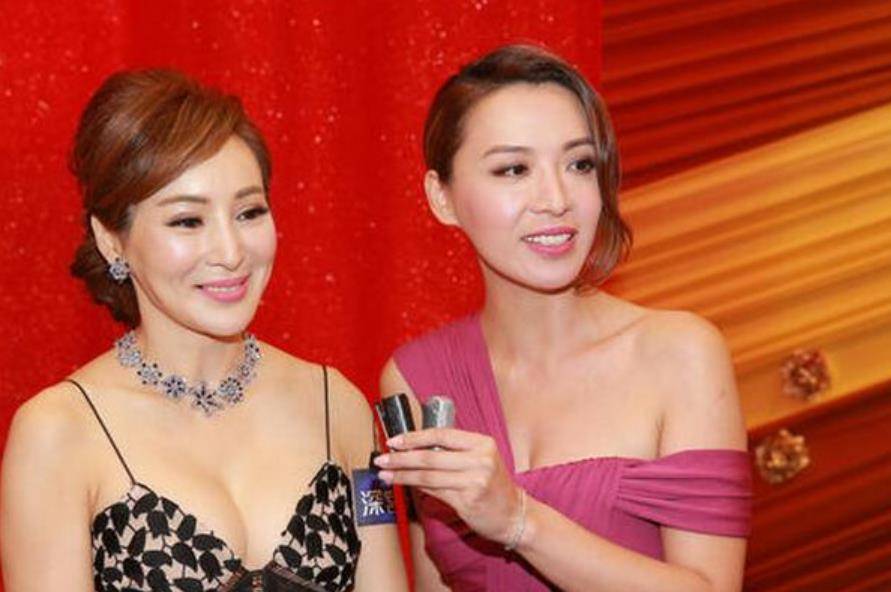 活动 罗霖的好身材再也藏不住了，一袭吊带鱼尾裙好美，哪像65年的人？