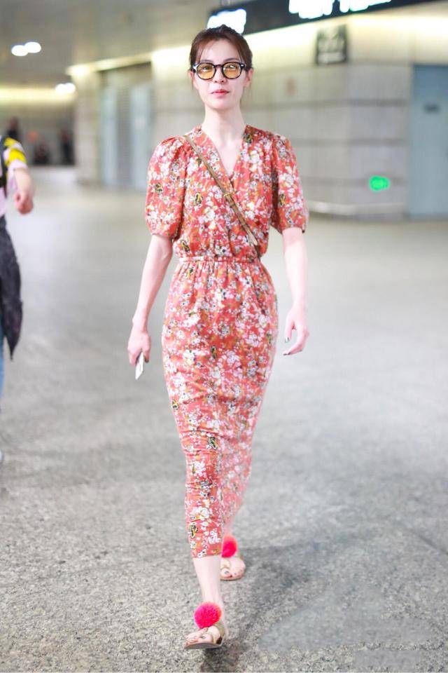 钟楚曦 钟楚曦一改往日御姐形象,穿西柚红印花裙清新甜美,尽显娇美温柔