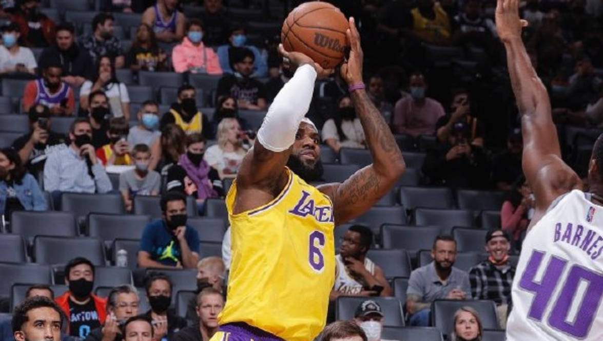 湖人:詹姆斯30分6板6助,浓眉哥14分12板,乔丹12分11板,贝兹莫尔9分