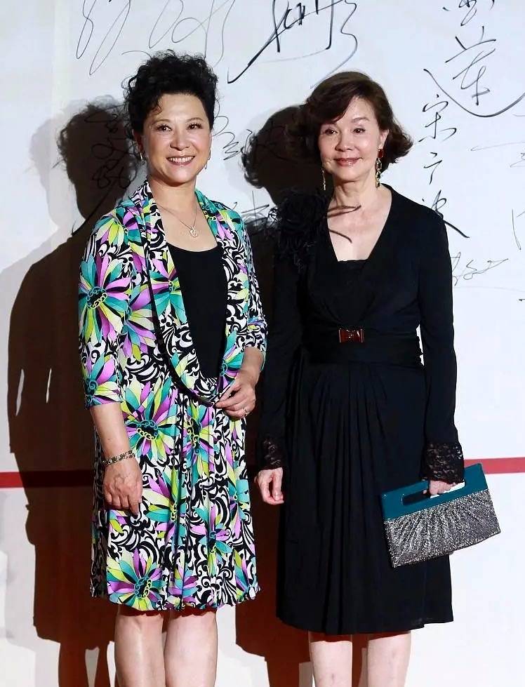 感觉王馥莉跟老艺术家合影，西装搭碎花裙气质优雅，74岁还这么漂亮！