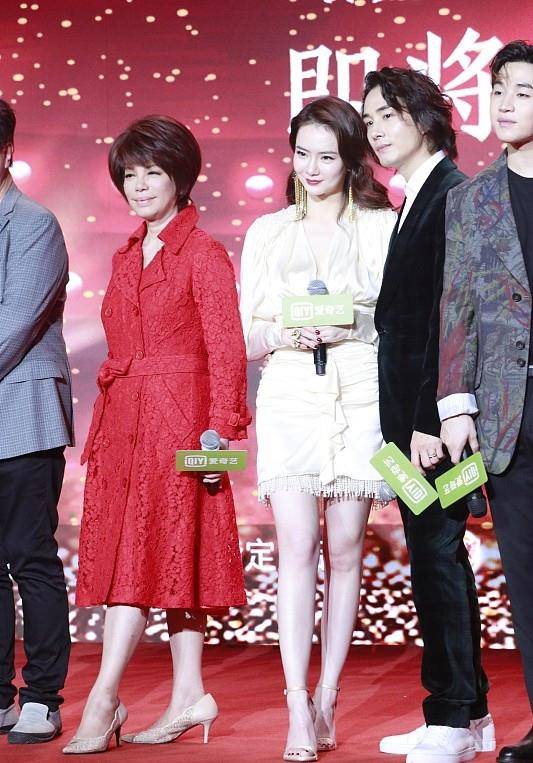 老公 戚薇真的很懂时尚，给老公安排情侣装，不同款但很暧昧