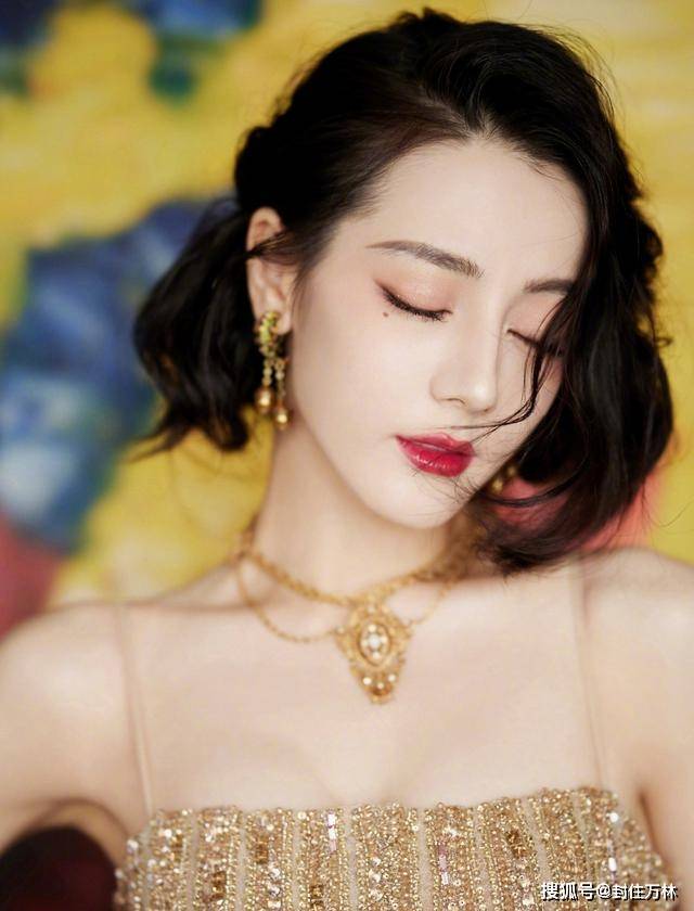 身材 热巴又惊艳了,穿裸色吊带裙出席活动,尤物身材成焦点