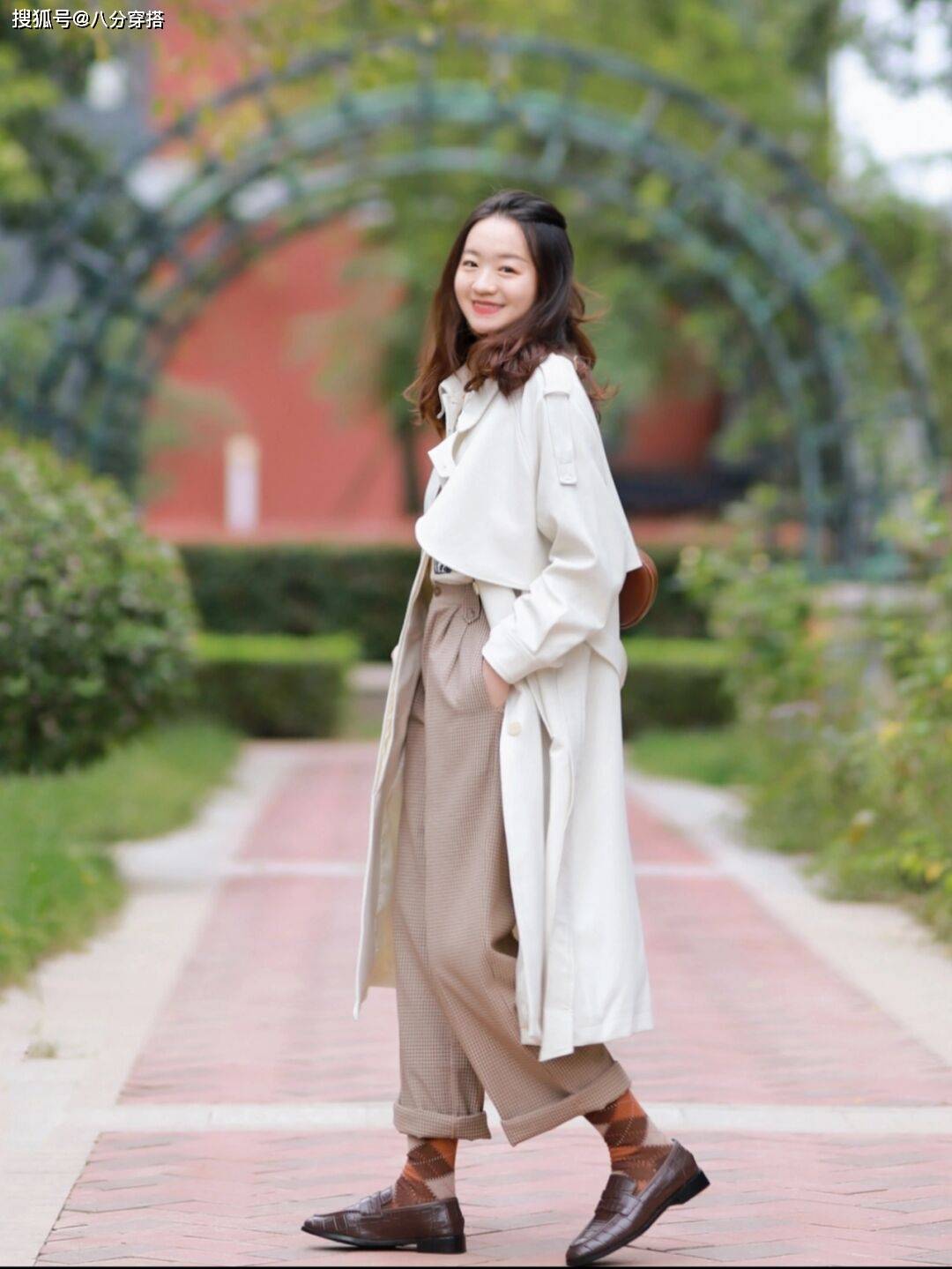 颜色 秋冬季节，学会这些“风衣”穿法，告别臃肿普通感，让你气质翻倍