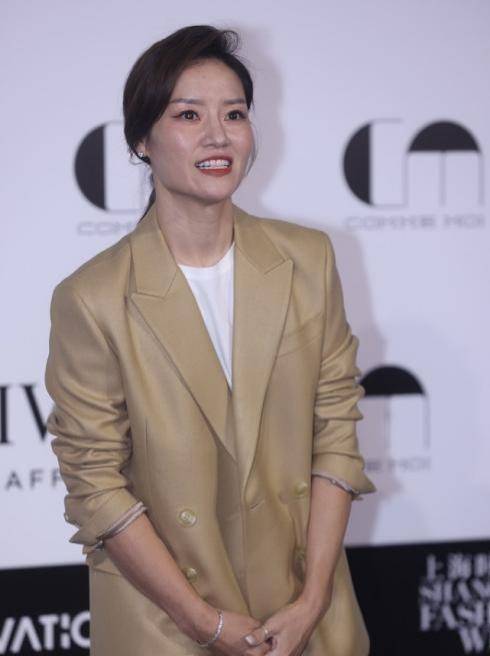 设计 李娜有女强人的气场,穿宽大西装套装不邋遢,骨子里的干练藏不住
