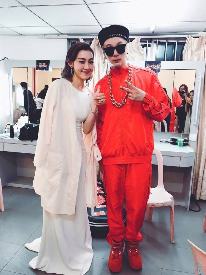 身材拍到范玮琪在酒吧演唱，都不红了也不掉价，45岁素颜紧致不显老！