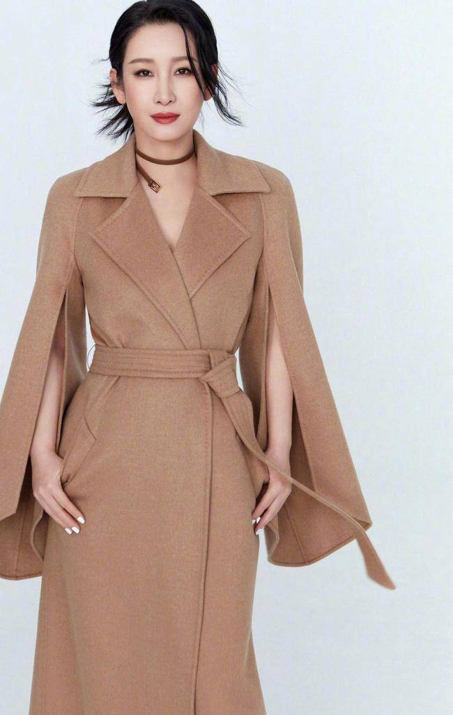 服装 跟着秦海璐学穿大衣,简约搭配高级又时髦,原来会打扮的人也很美