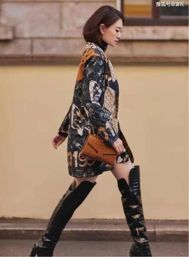 魅力 李小冉魅力依旧，穿印花西装搭配高筒靴子，真的美呆了