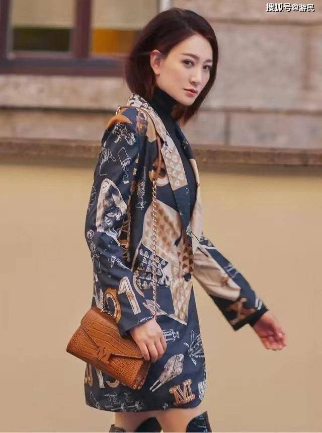 魅力 李小冉魅力依旧，穿印花西装搭配高筒靴子，真的美呆了