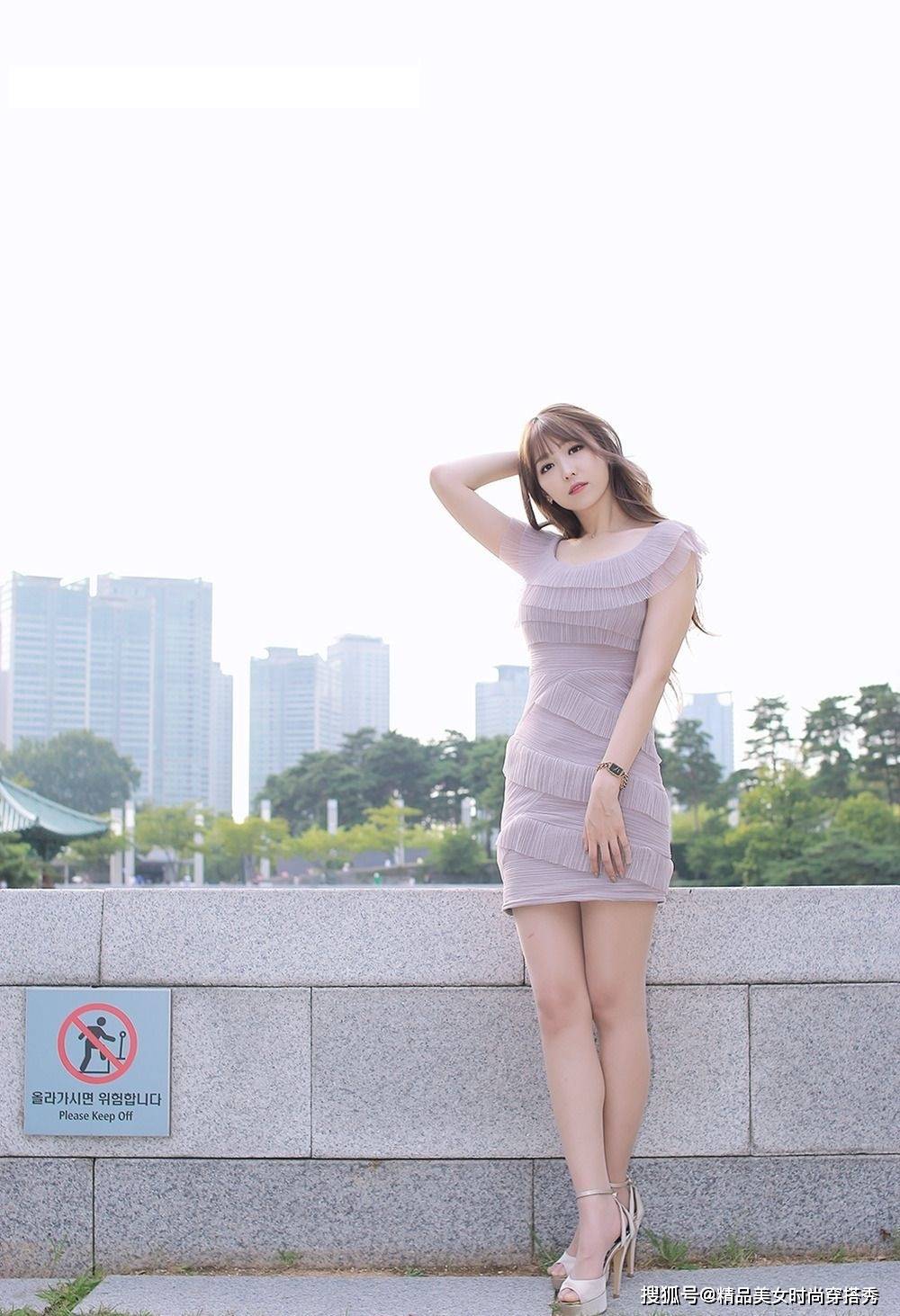 经典 紫色连衣裙，简约又时尚透着柔美与性感，尽显女性优雅气质