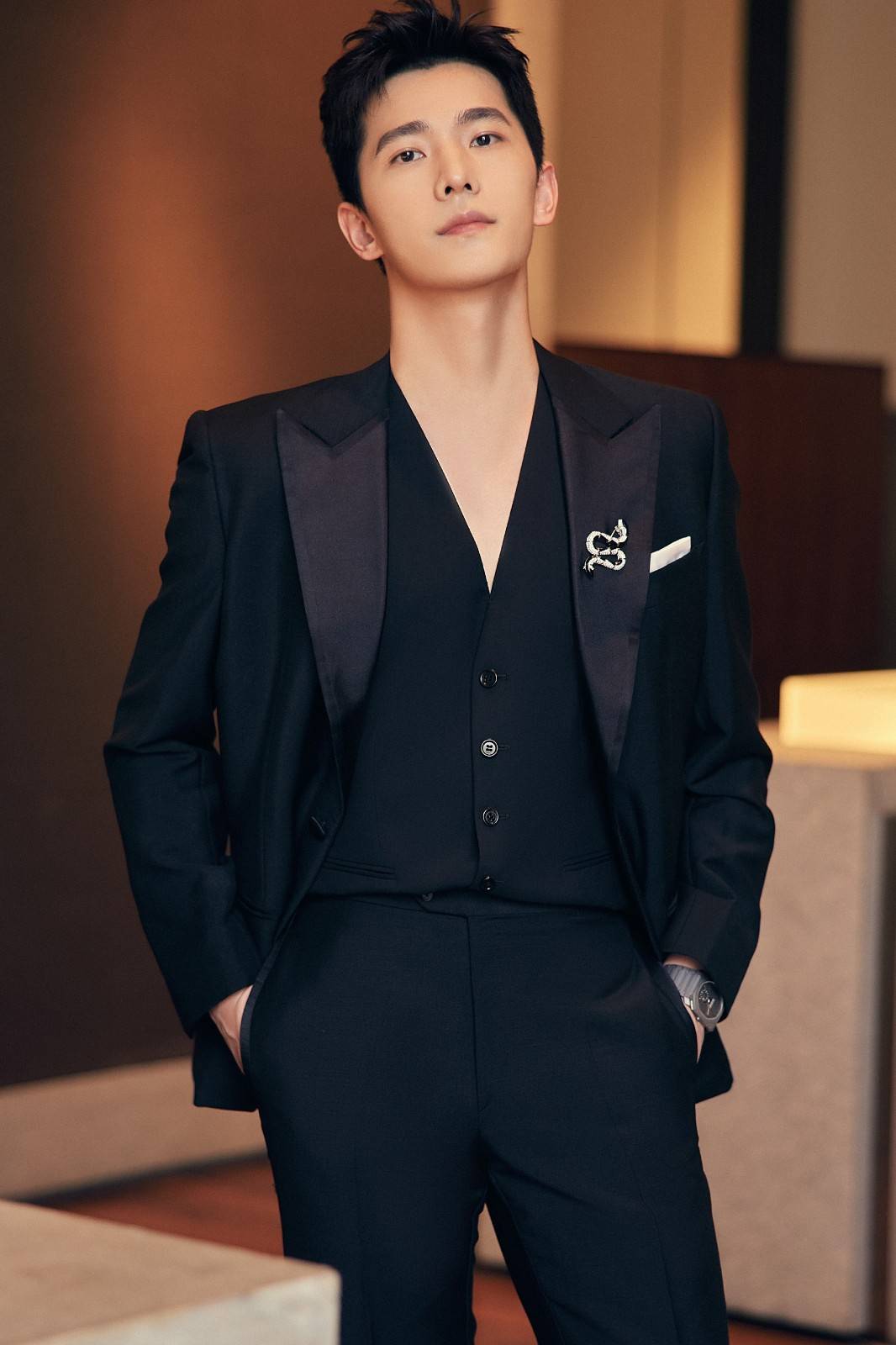 好身材 杨洋晒出新造型，西服搭配深V马甲，秀出荷尔蒙的味道，真时尚