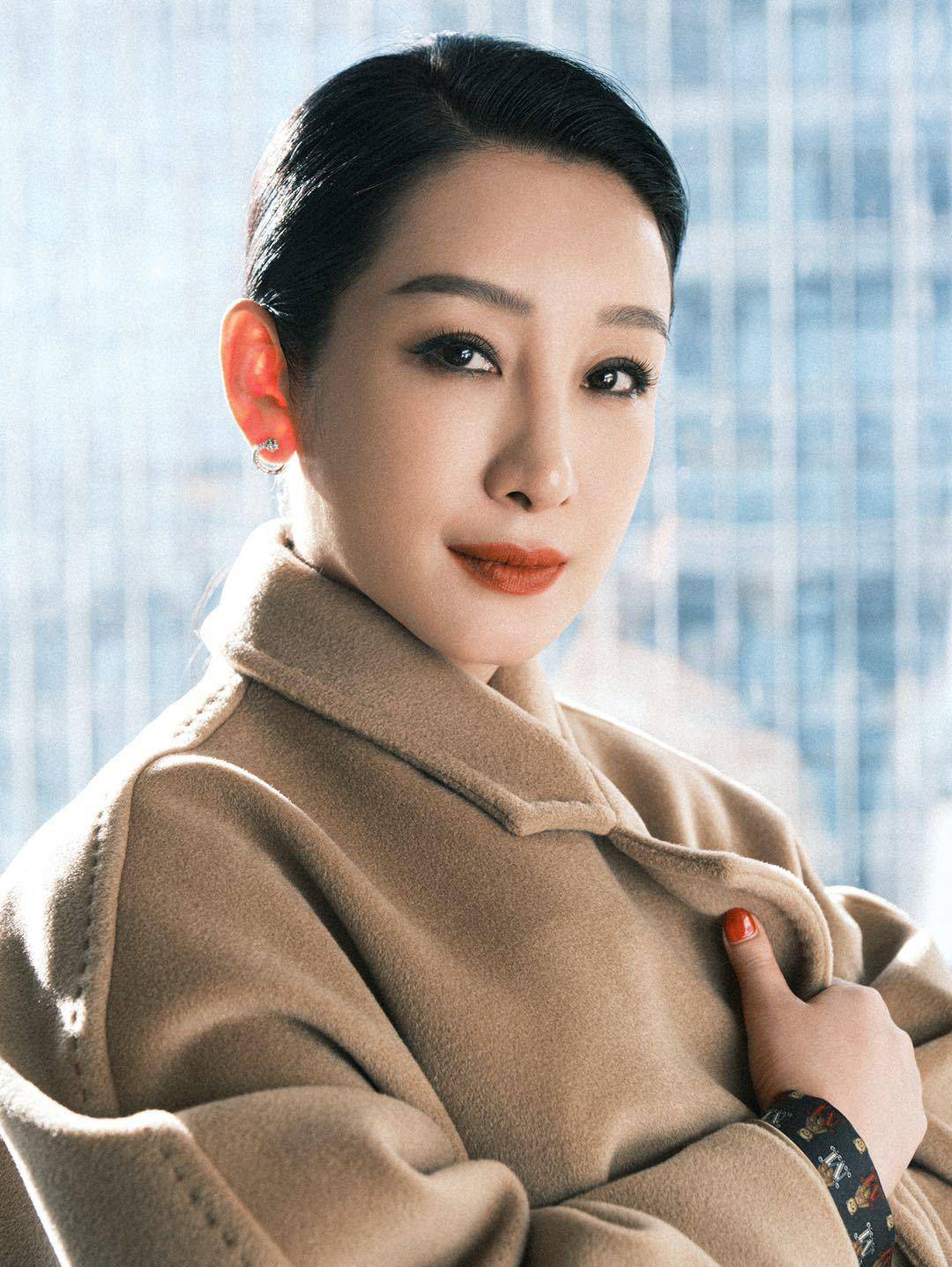服装 跟着秦海璐学穿大衣,简约搭配高级又时髦,原来会打扮的人也很美