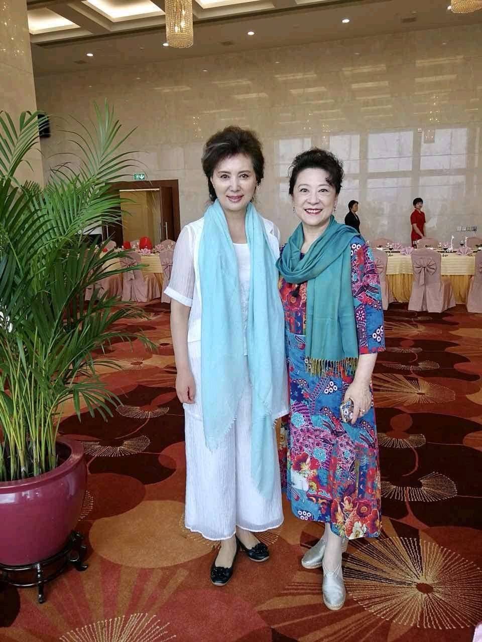 感觉王馥莉跟老艺术家合影，西装搭碎花裙气质优雅，74岁还这么漂亮！