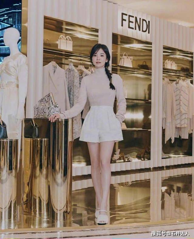 整体 宋慧乔依旧有魅力,穿奶茶色温柔优雅,麻花辫秒变年轻