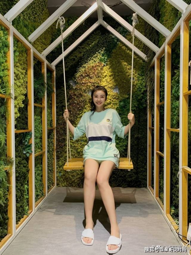 张曼源 亚洲最美篮球主播张曼源以“身”作则，将普通t恤穿出了个性
