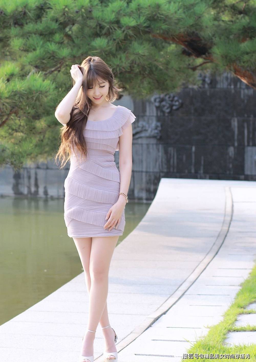 经典 紫色连衣裙，简约又时尚透着柔美与性感，尽显女性优雅气质