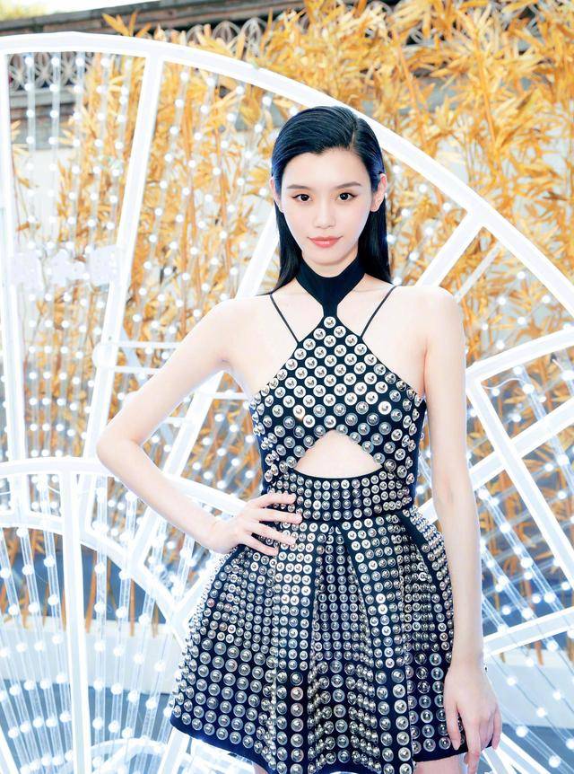 黑色 奚梦瑶真“放得开”,穿挂脖式吊带亮片黑色连衣裙,高级又优雅