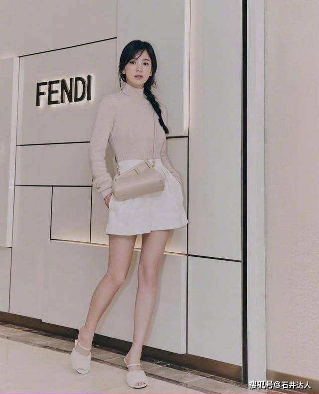 整体 宋慧乔依旧有魅力,穿奶茶色温柔优雅,麻花辫秒变年轻