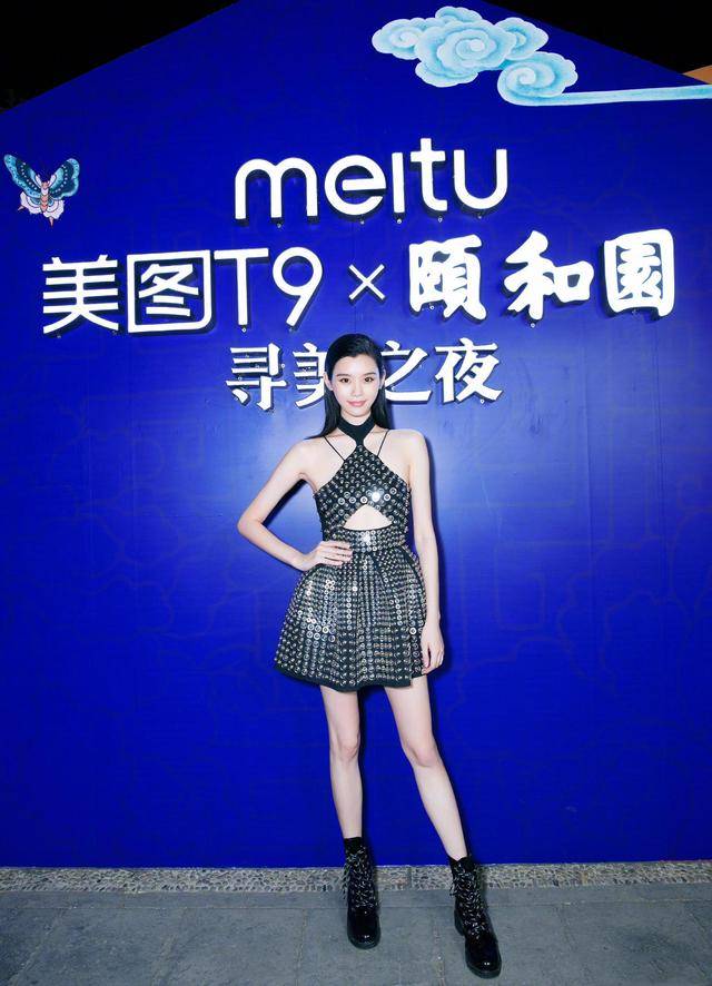 黑色 奚梦瑶真“放得开”,穿挂脖式吊带亮片黑色连衣裙,高级又优雅