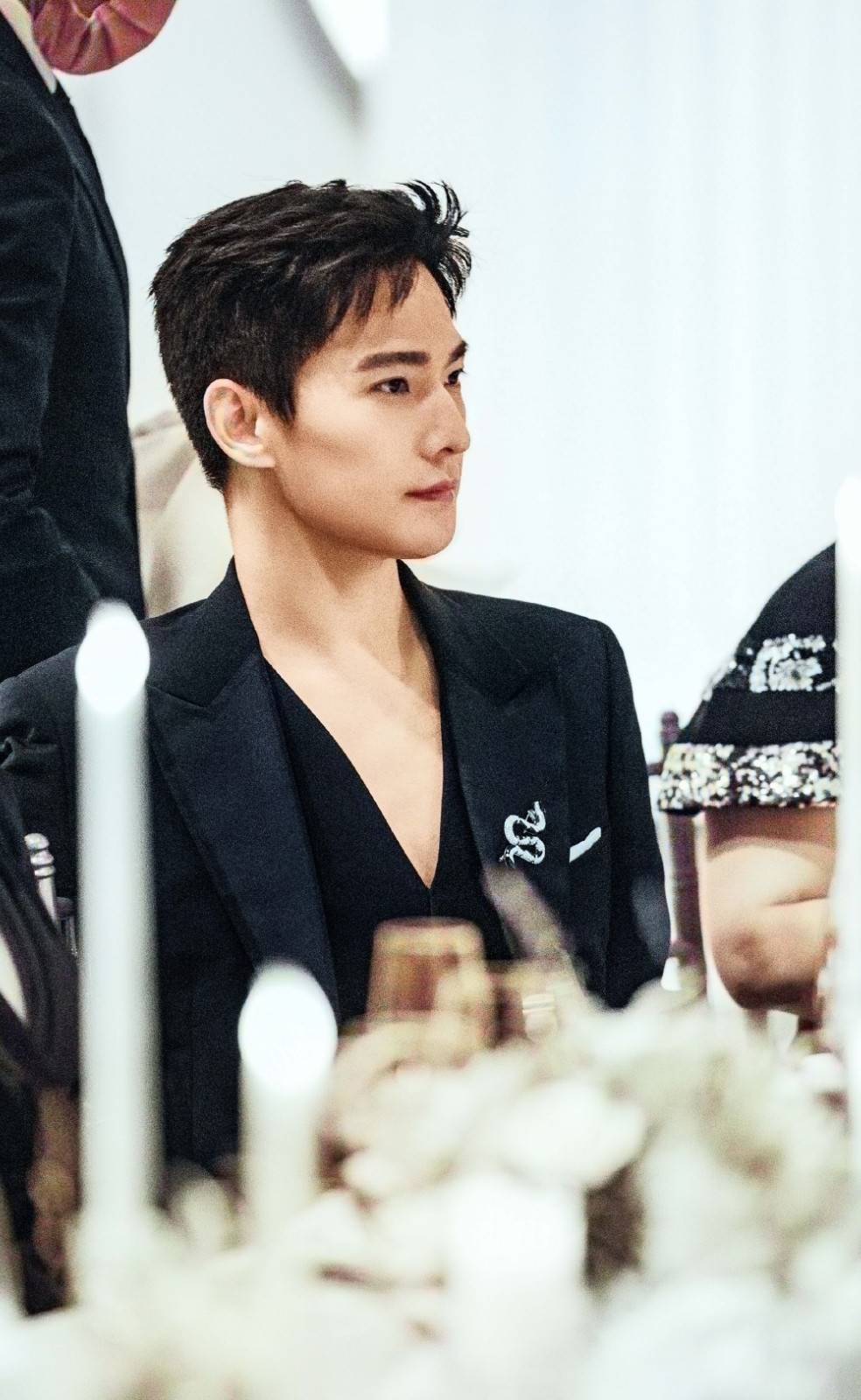 好身材 杨洋晒出新造型，西服搭配深V马甲，秀出荷尔蒙的味道，真时尚