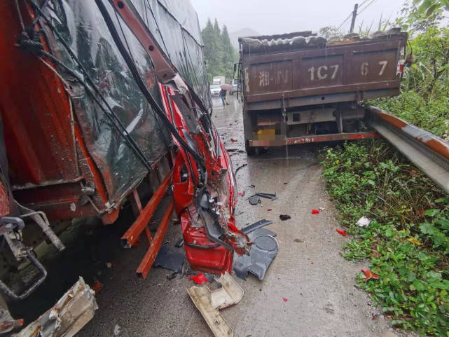 花垣一日发生两起交通事故两车相撞一人受伤原因是