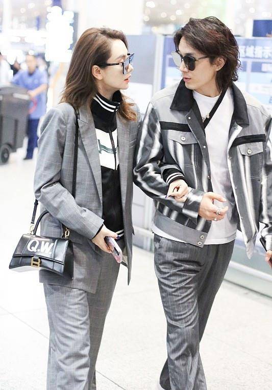 老公 戚薇真的很懂时尚，给老公安排情侣装，不同款但很暧昧